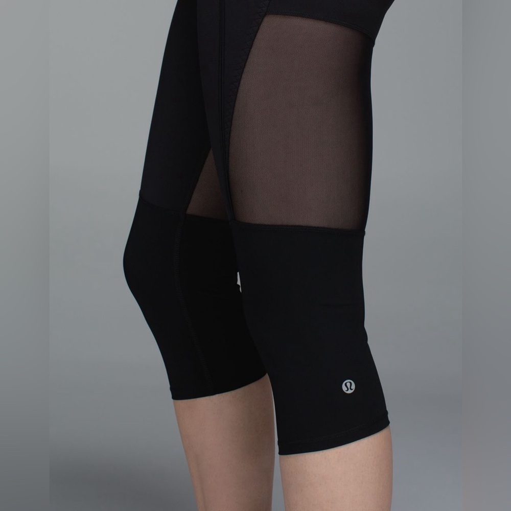 Lululemon Training Tough Crop Tights in Black, size 6